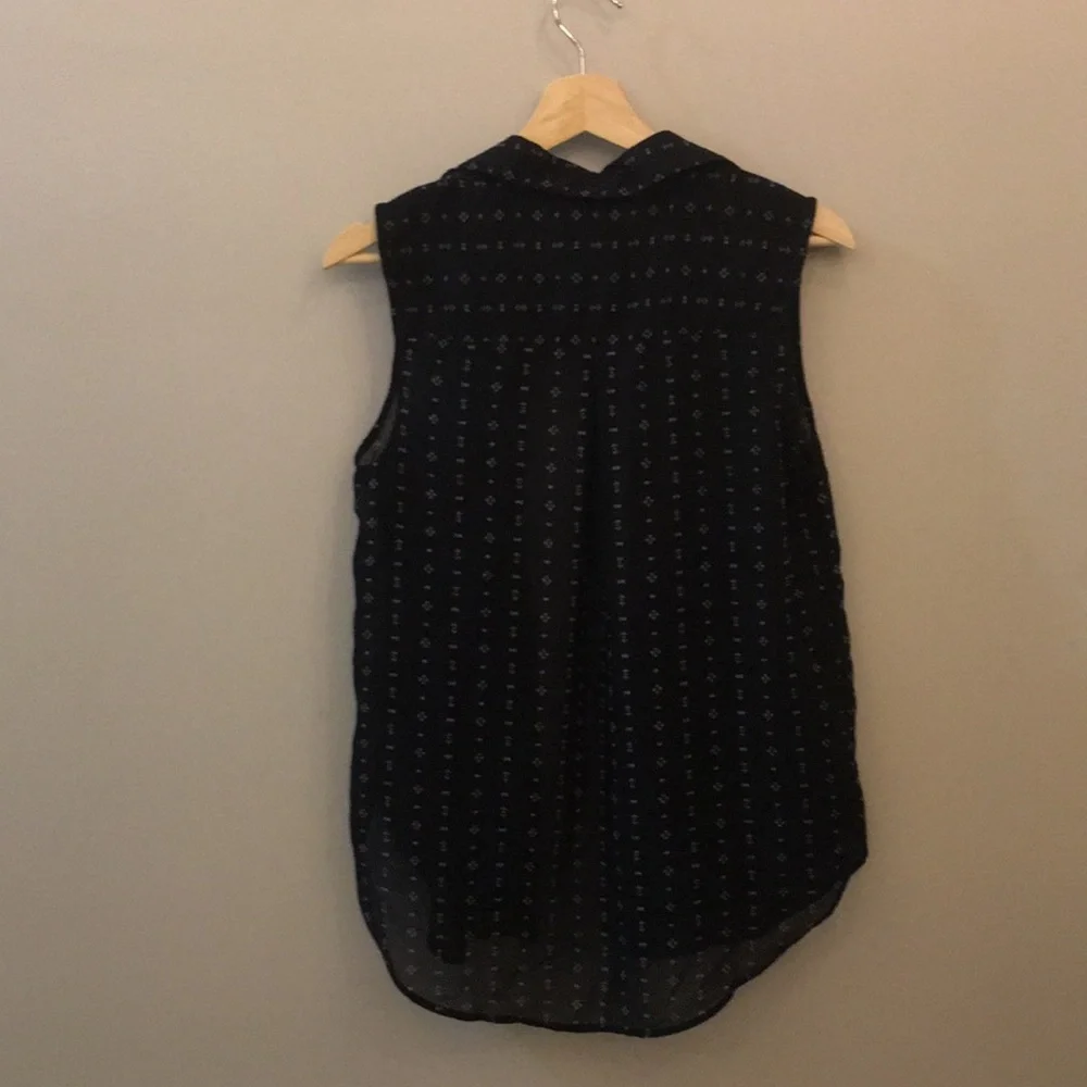 H&M button down sleeveless shirt - Picture 3 of 3